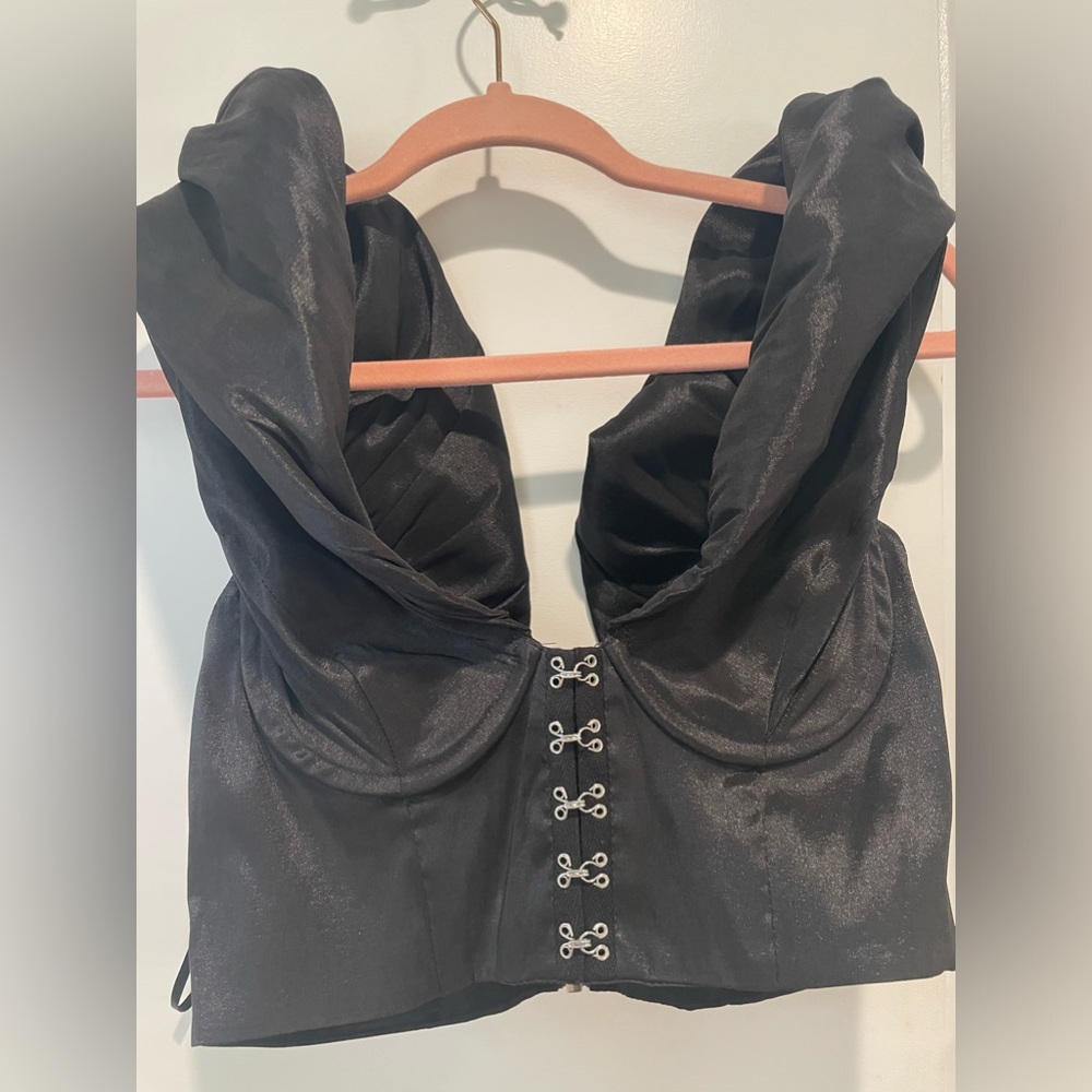 ✨✨Women’s Medium AKIRA Black Constructed High shoulder Top🖤🖤